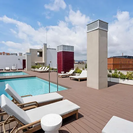 Modern Oasis 1br With Rooftop Pools & Parking *